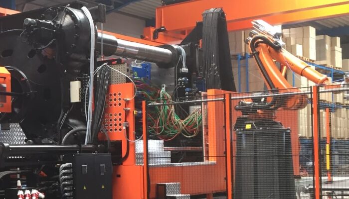 Injection moulding machine with robot